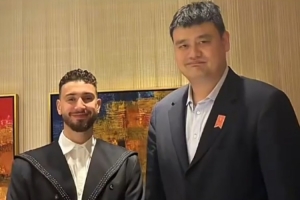 两代火箭中锋同框！姚明和申京见面互动 并教后者中文&ldquo;谢谢你&rdquo;